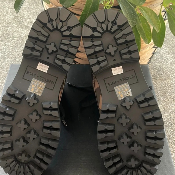 NEW!!! 🔥 Kendall & Kylie camo combat boots, size  6 - Picture 4 of 5